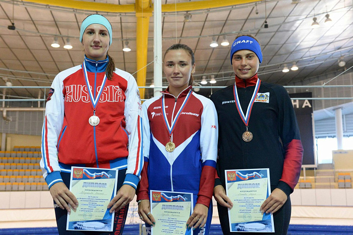 18-летняя кировчанка выиграла всероссийские соревнования по конькобежному спорту